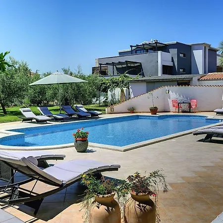 Apartment Modernes Mit Grossem Pool In Sandstrandnaehe Medulin