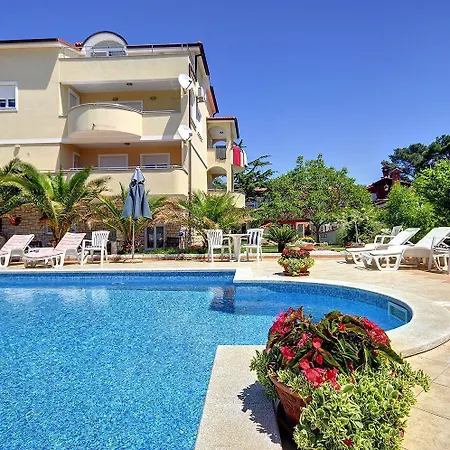 Modernes Mit Grossem Pool In Sandstrandnaehe