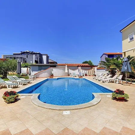 Modernes Mit Grossem Pool In Sandstrandnaehe Apartment Medulin