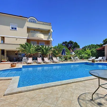 Modernes Mit Grossem Pool In Sandstrandnaehe Apartment *