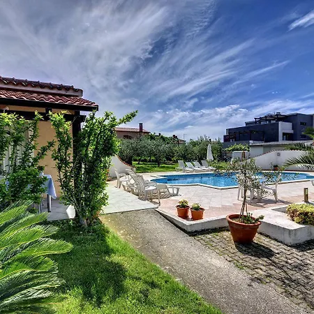 Modernes Mit Grossem Pool In Sandstrandnaehe *