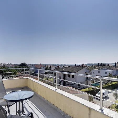 Modernes Mit Grossem Pool In Sandstrandnaehe Apartment Medulin