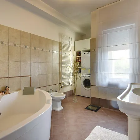 Modernes Mit Grossem Pool In Sandstrandnaehe Medulin