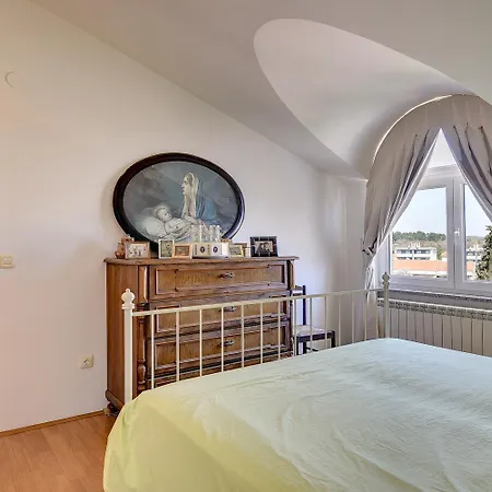 Modernes Mit Grossem Pool In Sandstrandnaehe Apartment Medulin