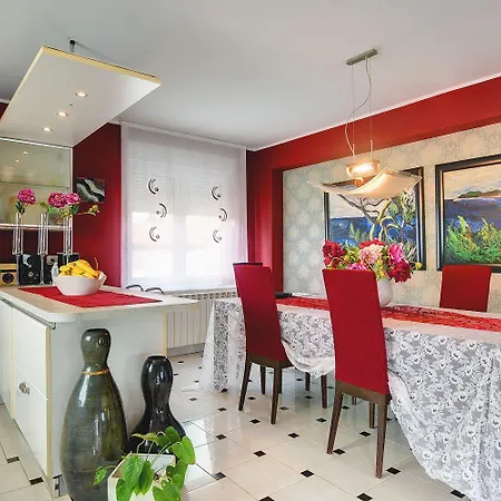 Modernes Mit Grossem Pool In Sandstrandnaehe Apartment Medulin