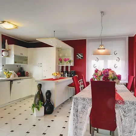 Apartment Modernes Mit Grossem Pool In Sandstrandnaehe Medulin