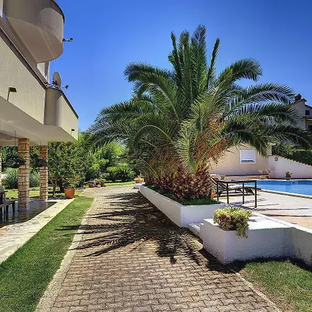 Modernes Mit Grossem Pool In Sandstrandnaehe Apartment *