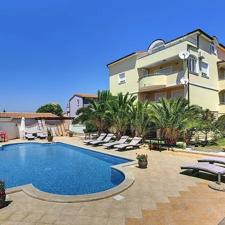 Apartment Modernes Mit Grossem Pool In Sandstrandnaehe Medulin