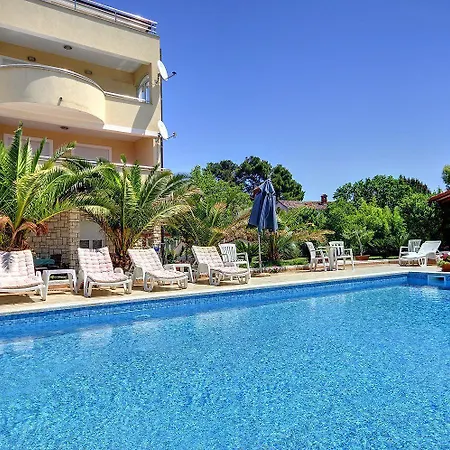 Modernes Mit Grossem Pool In Sandstrandnaehe Apartment